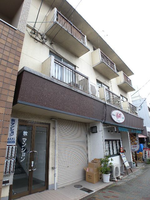 Building appearance. Looking for room to house network Sakyo shop!