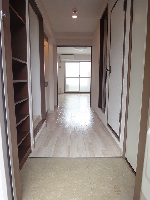 Entrance. It is a photograph that looked toward the room from the front door (photograph of the same apartment by Room No.