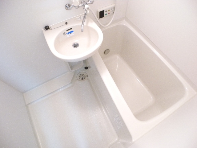 Bath. Also published in the website "Kyoto rental House Network"