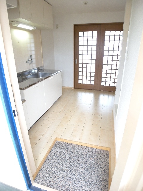 Entrance. Also published in the website "Kyoto rental House Network"