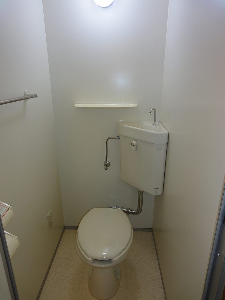 Toilet. (It is a photograph of the same type 408, Room)