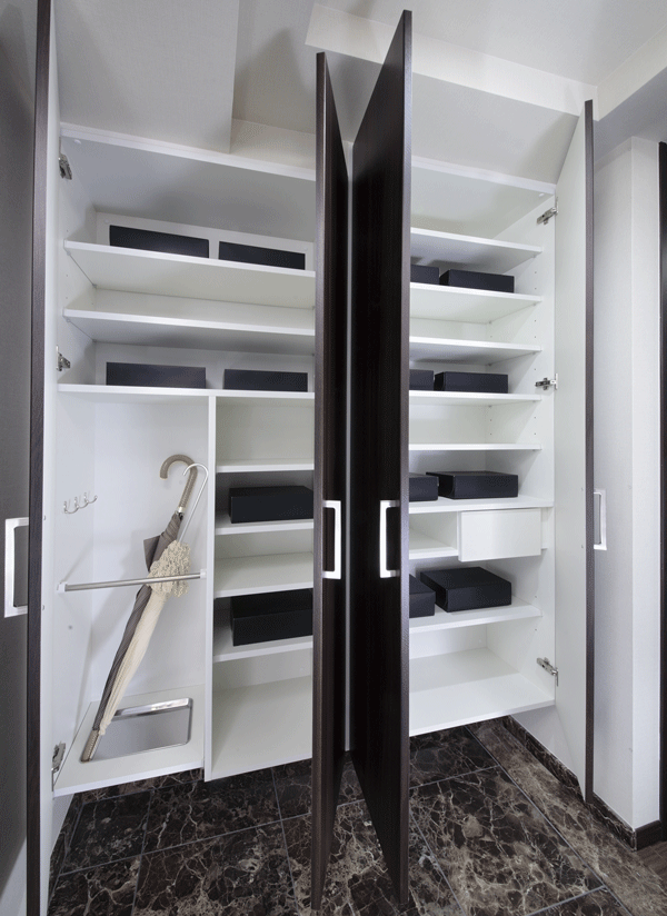 Receipt.  [Entrance storage] In addition to boots can also be housed in the easier, Adopt a rich tall type of footwear storage of umbrella for the storage space was also provided amount of storage. Also designed to fit the stroller, remove the part of the shelf (K type model room)