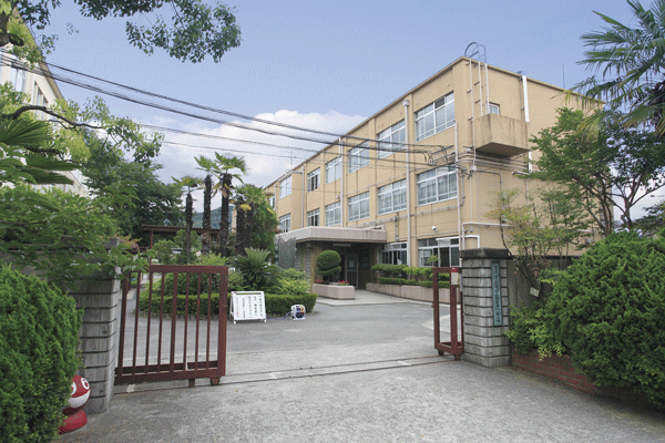 Shugakuin 10-minute walk up to the second elementary school (about 770m). Higashioji through, Manshu-in and the road, Rest assured can commute through the road pedestrian traffic is often
