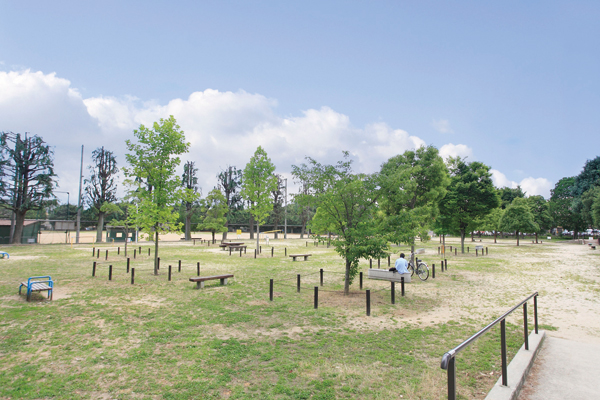 6-minute walk from the Ichijouji park (about 450m). Ichijouji park, which is also used as a baseball ground, To children can also Omoikkiri Asobaseru thing, Also available for day-to-day walk course