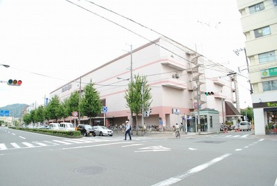 Supermarket. Izumiya to (super) 748m