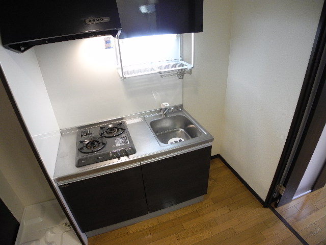 Kitchen. Also published in the website "Kyoto rental House Network"