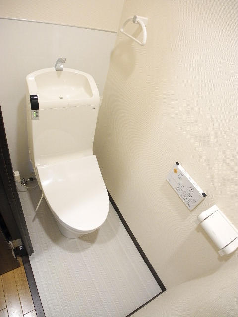 Toilet. Also published in the website "Kyoto rental House Network"