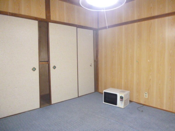 Living and room. It is Fumofu in carpet