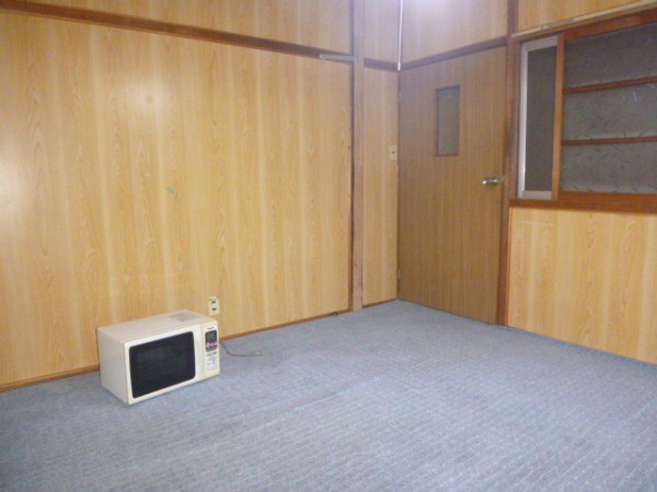 Living and room. It is Fumofu in carpet