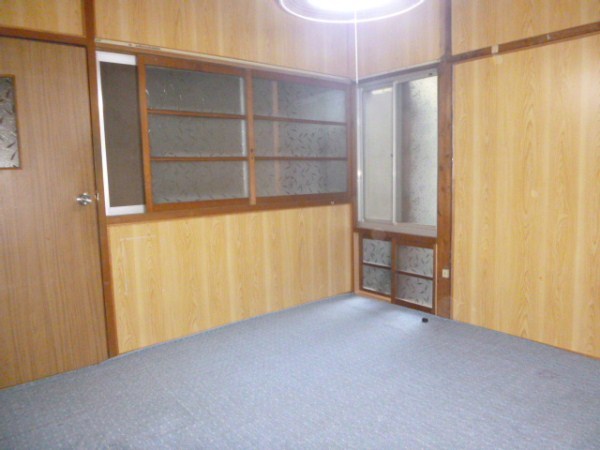 Living and room. It is Fumofu in carpet