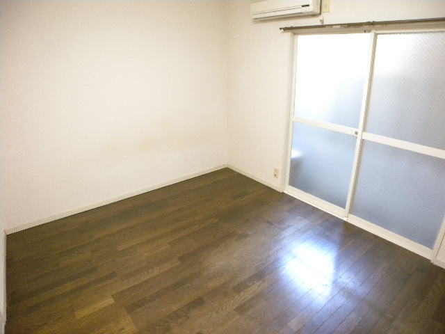 Living and room. Also published in the website "Kyoto rental House Network"