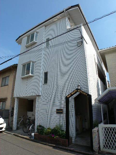 Building appearance. Looking for room to house network Sakyo shop!