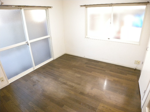 Living and room. Looking for room to house network Sakyo shop!