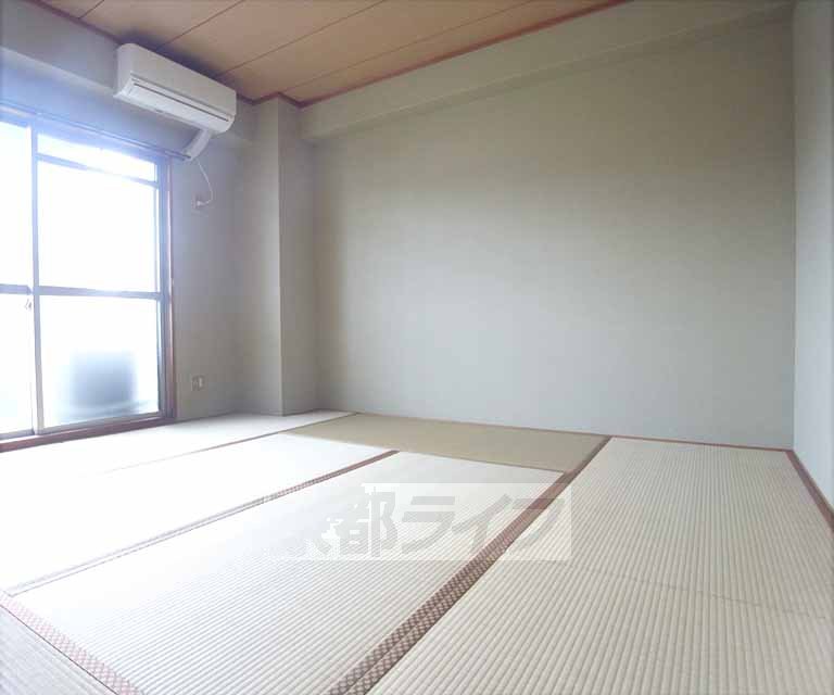 Living and room. It is a Japanese-style room part. It has been Omotegae. 