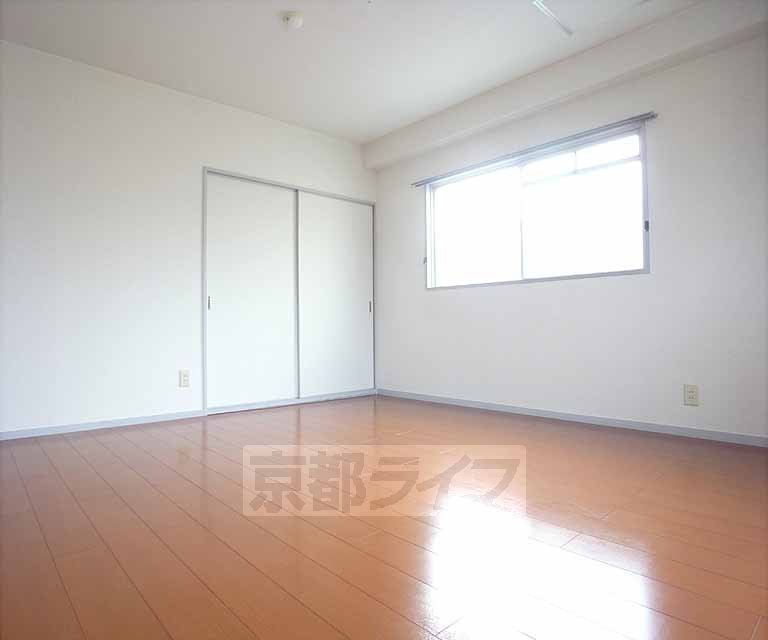 Living and room. I floor color is characteristic. 