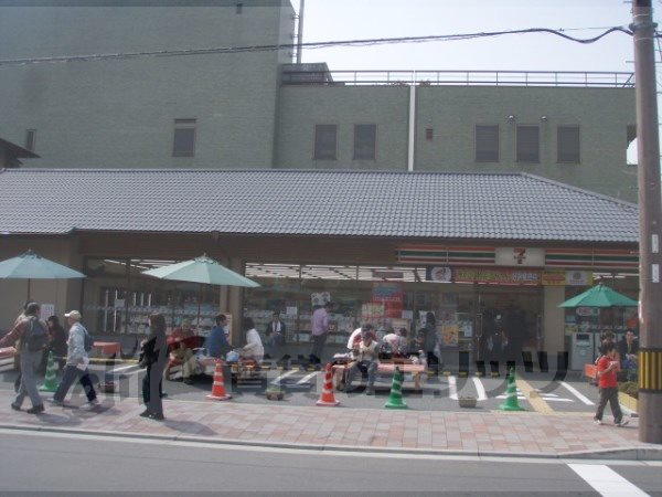 Convenience store. Seven-Eleven peace Jingumae store up (convenience store) 100m