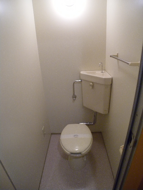 Toilet. Also published in the website "Kyoto rental House Network"