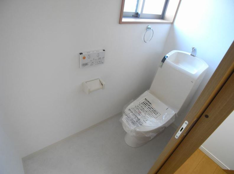 Toilet. Also published in the website "Kyoto rental House Network"