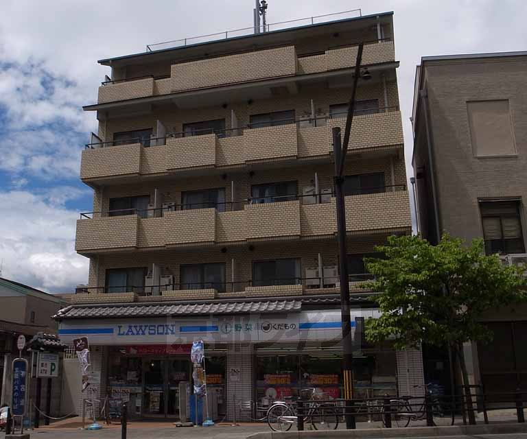 Convenience store. 204m until Lawson Sanjo, Higashiyama Shrine Michiten (convenience store)