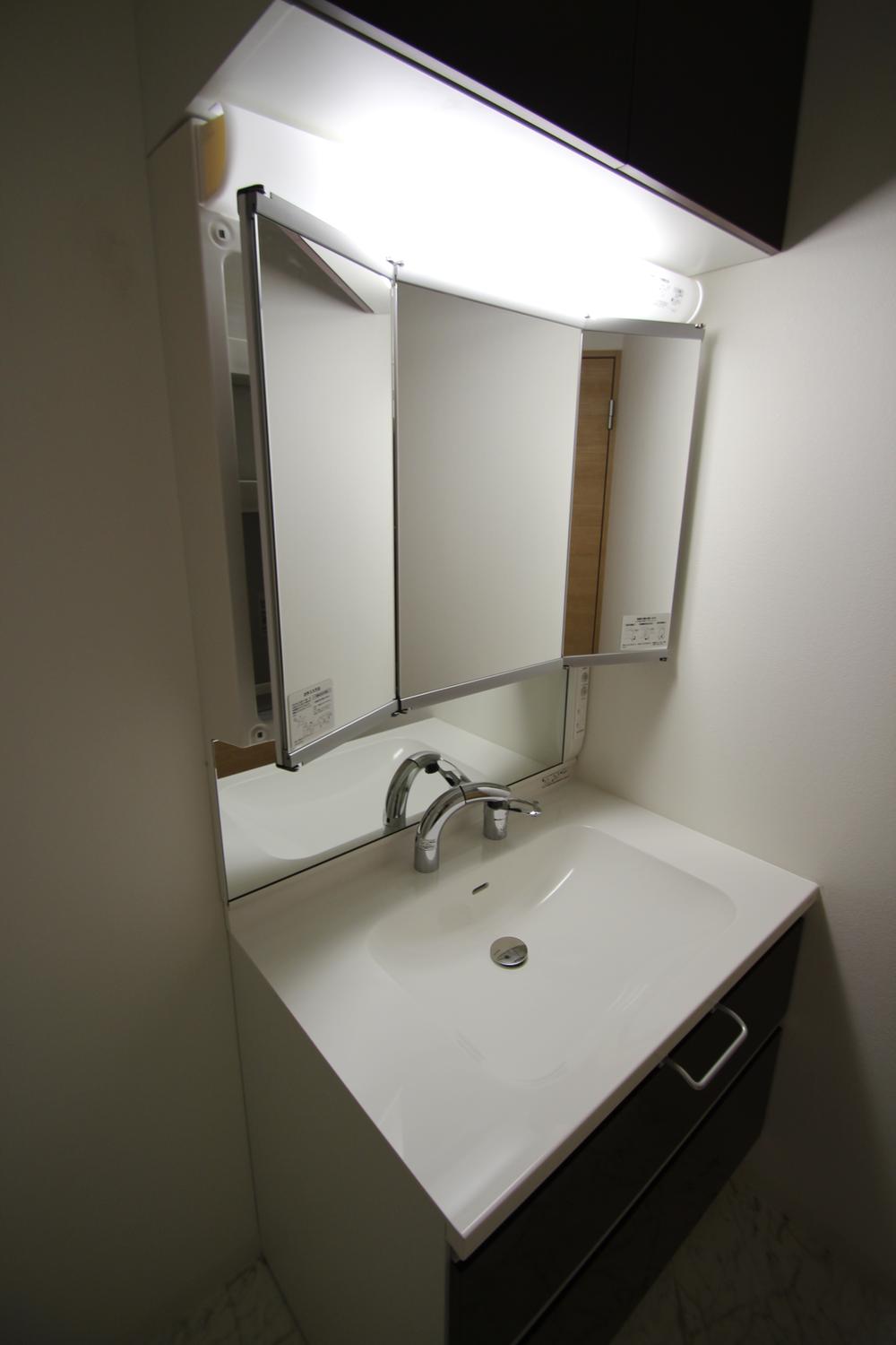 Wash basin, toilet. Room (August 2013) Shooting