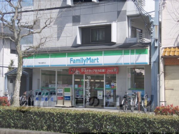 Convenience store. FamilyMart Shimogamokitazono store up (convenience store) 400m