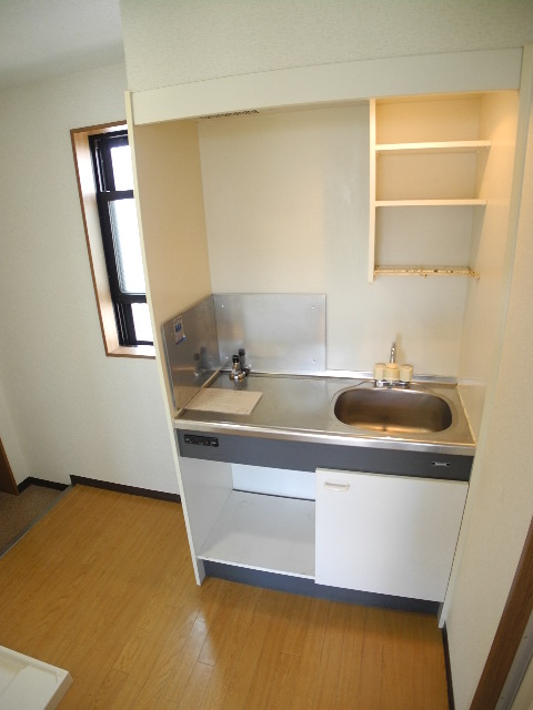 Kitchen. Also published in the website "Kyoto rental House Network"