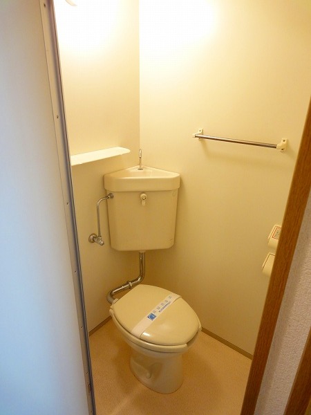 Toilet. (A photograph of the same type 406, Room)