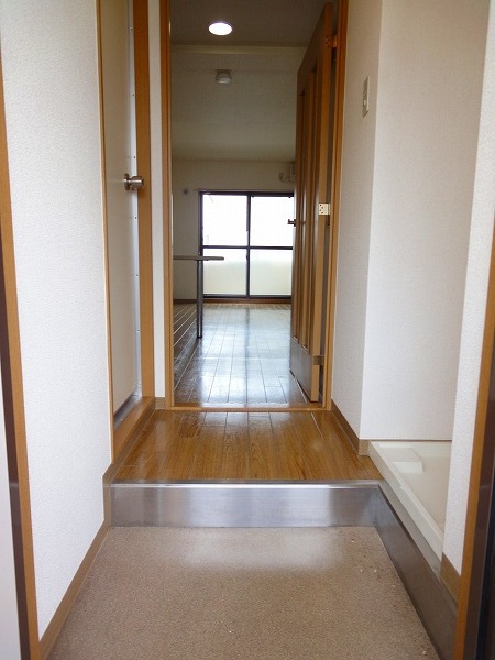 Entrance. (A photograph of the same type 406, Room)