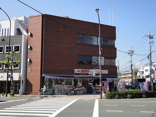 Dorakkusutoa. Daikoku drag Hyakumanben shop 987m until (drugstore)