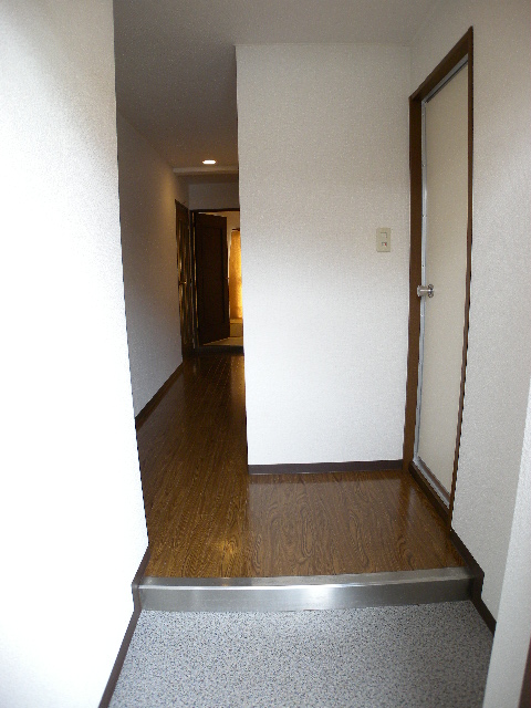 Entrance. Looking for room to house network Sakyo shop!