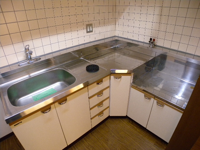 Kitchen. Also published in the website "Kyoto rental House Network"