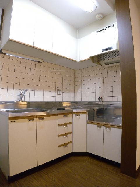 Kitchen. Also published in the website "Kyoto rental House Network"