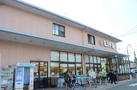 Supermarket. 665m up to life Takarakechi store (Super)