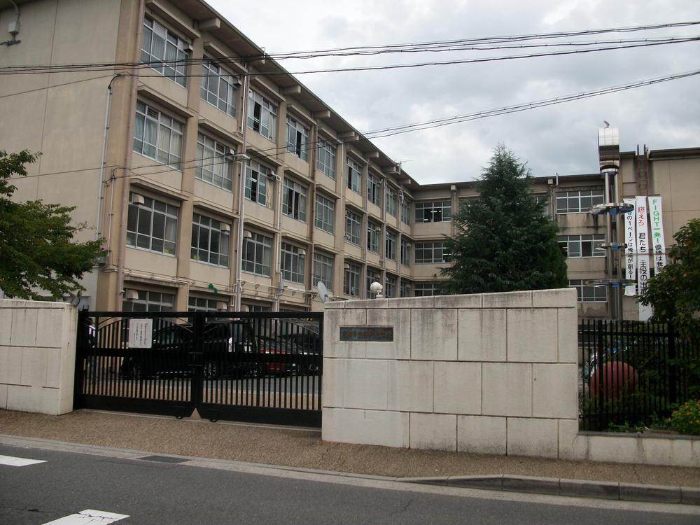 Junior high school. 2132m to Kyoto Municipal Rakukita junior high school
