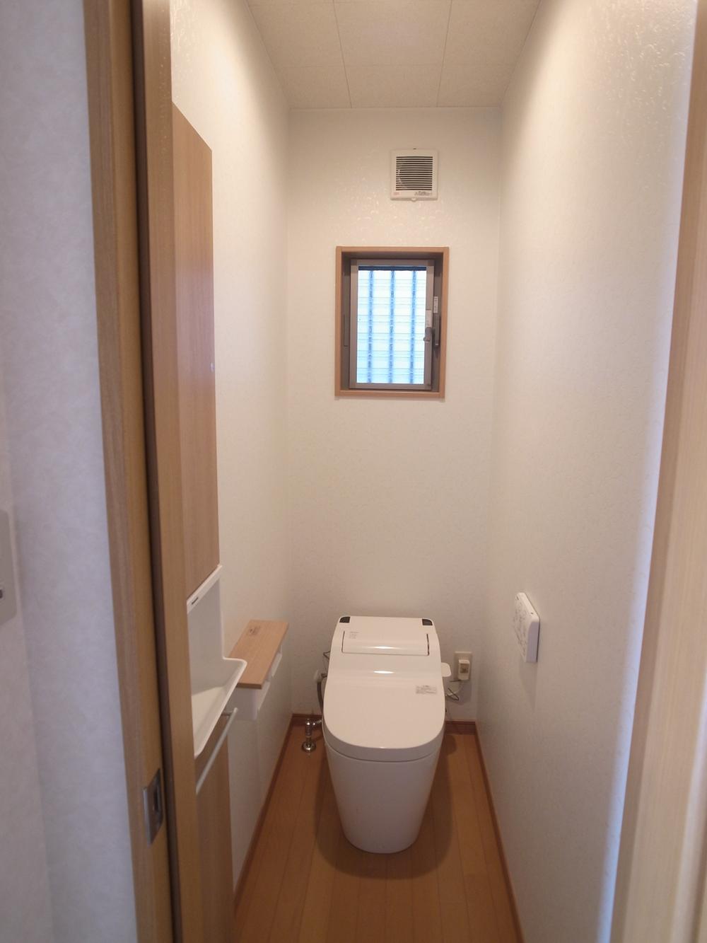 Same specifications photos (Other introspection). It is the same specifications toilet. Automatic hot water cleaning function toilet. 