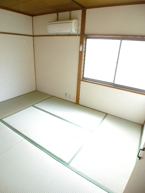 Living and room. South-facing room, Also with one air-conditioned