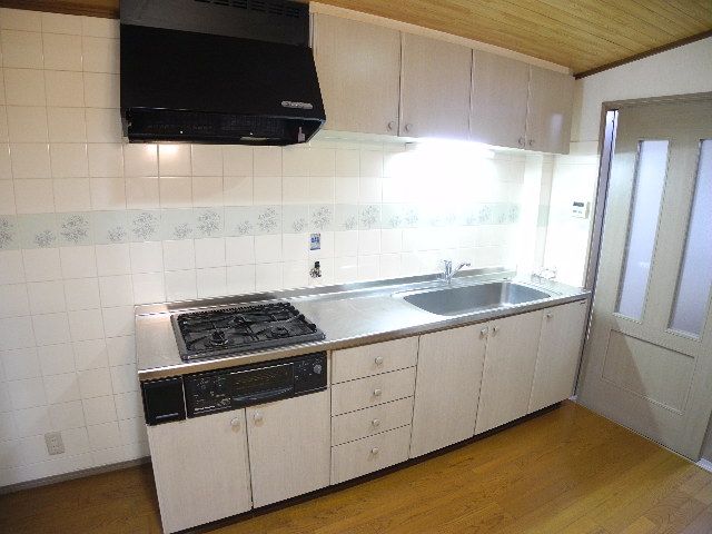 Kitchen. Also published in the website "Kyoto rental House Network"