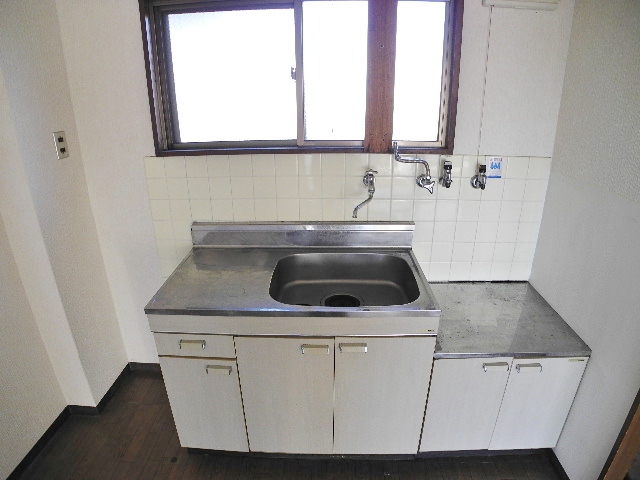 Kitchen. Also published in the website "Kyoto rental House Network"