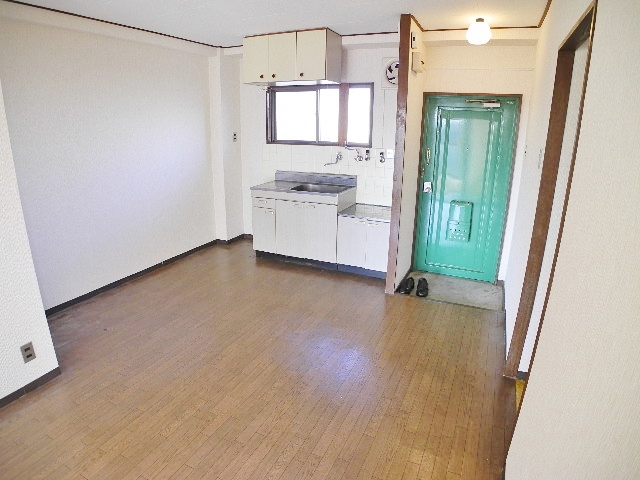 Kitchen. Also published in the website "Kyoto rental House Network"