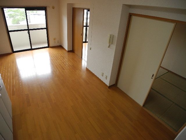 Living and room. Looking for room to house network Sakyo shop!