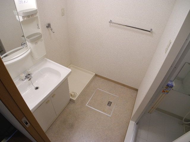 Washroom. Looking for room to house network Sakyo shop!