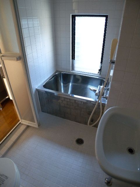 Bath. Also published in the website "Kyoto rental House Network"