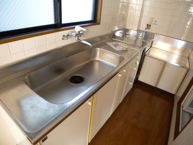 Kitchen. Also published in the website "Kyoto rental House Network"