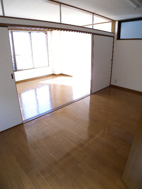 Living and room. Also published in the website "Kyoto rental House Network"