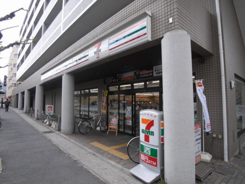 Convenience store. 570m to Seven-Eleven (convenience store)