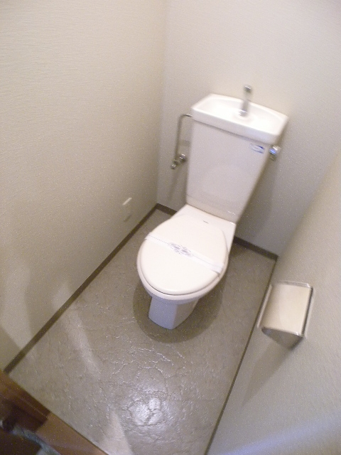 Toilet. Also published in the website "Kyoto rental House Network"