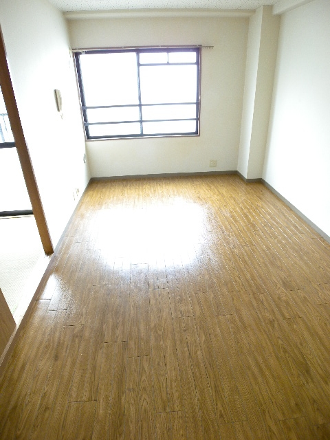 Living and room. Looking for room to house network Sakyo shop!