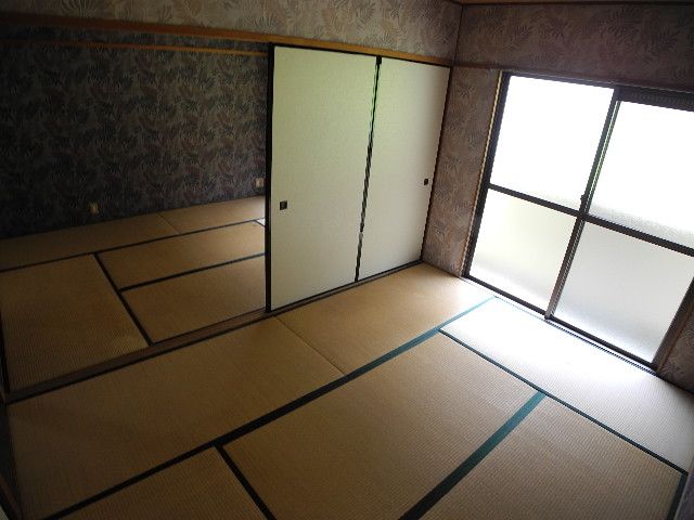 Living and room. Looking for room to house network Sakyo shop!