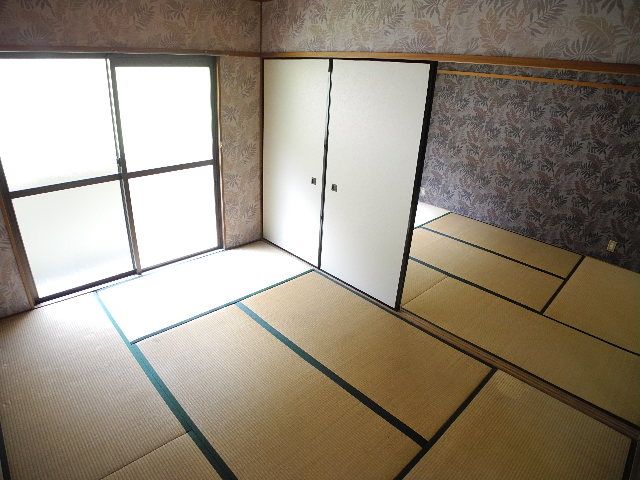 Living and room. Also published in the website "Kyoto rental House Network"