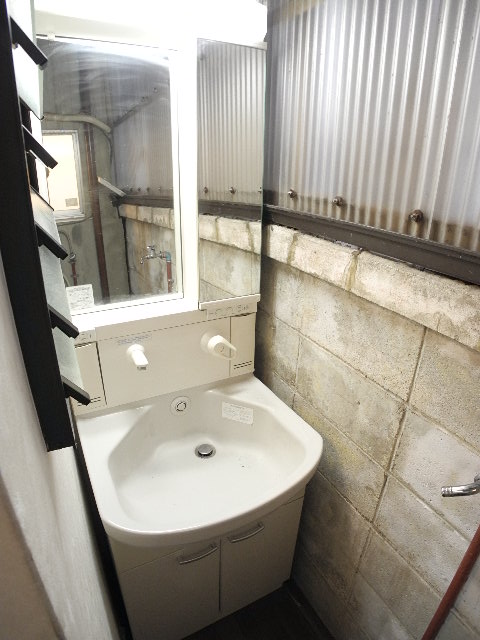 Washroom. Also published in the website "Kyoto rental House Network"